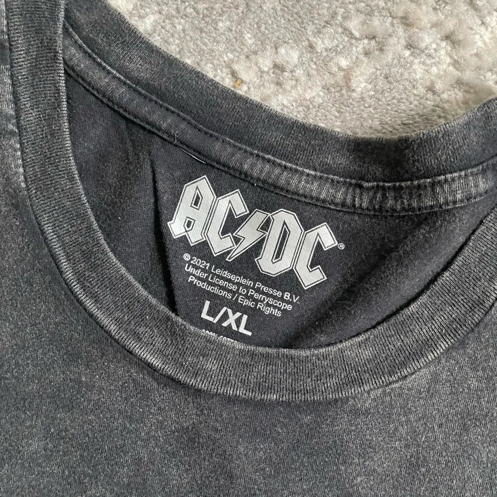 AC/DC Mens XL graphic acid wash tee shirt MENS NEW NWT ‘75 voltage tour shirt - Picture 4 of 6